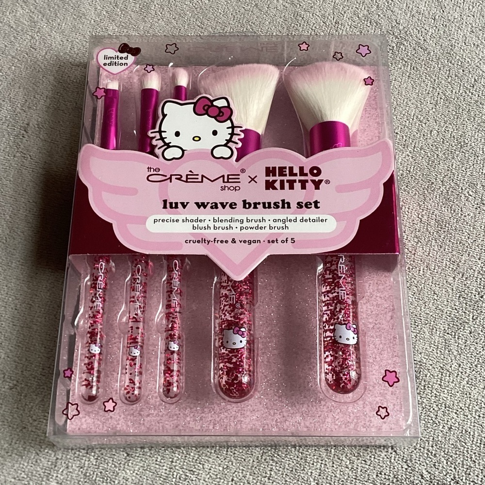 NIP The Crème Shop Hello Kitty Luv Wave Brush Set